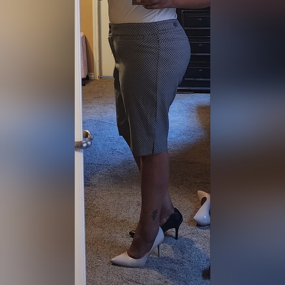 Black and white Bermuda style shorts - Picture 2 of 3